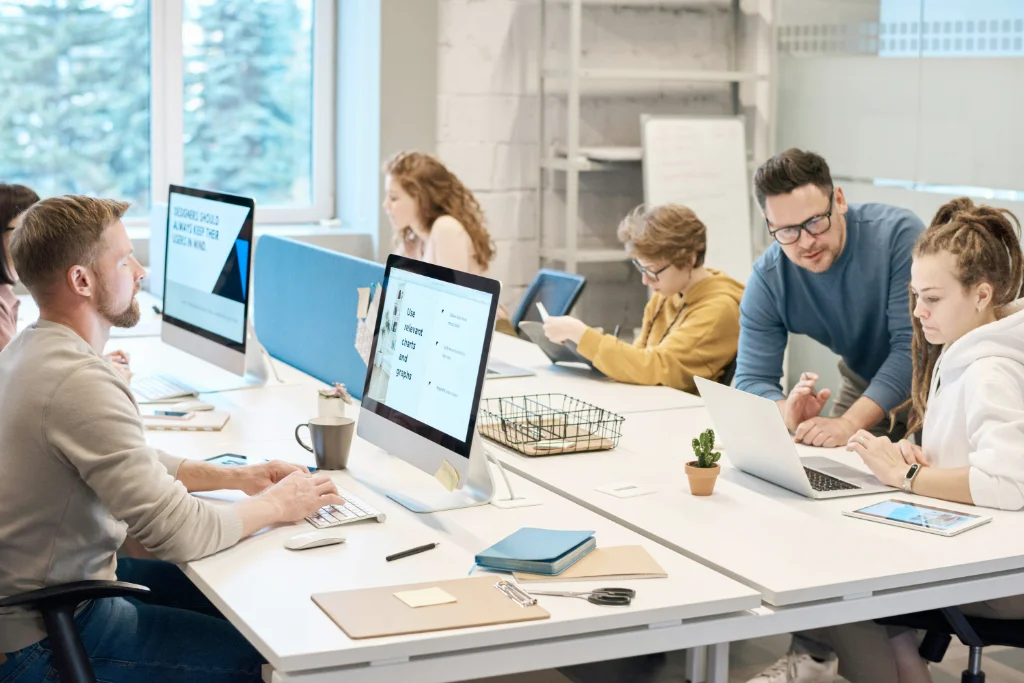 Illustration zur Datenanalyse mit Diagrammen und Tabellen